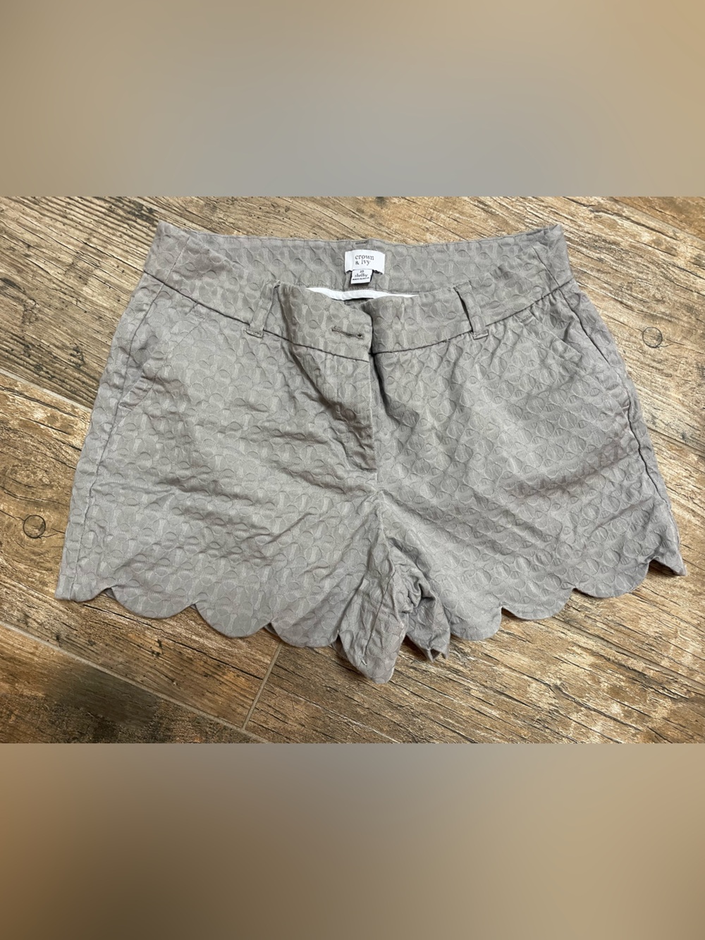 Crown & Ivy Shorts Women’s Sz 10 shelby style Short Gray Scalloped Chino cotton